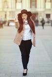 Полный портрет тела молодой красивой дамы нося стильные классические одежды идя на улицу вниз смотреть девушки добавочно стоковое фото rf Полный портрет тела молодой красивой дамы нося стильные классические одежды идя на улицу вниз смотреть девушки добавочно стоковое фото rf