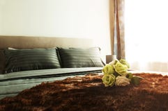 положите белизну в постель стены подушки nightstand светильника части спальни роскошную стоковое фото rf положите белизну в постель стены подушки nightstand светильника части спальни роскошную стоковое фото rf
