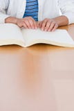 Подросток читая книгу Шрифта Брайля стоковые фото Подросток читая книгу Шрифта Брайля стоковые фото