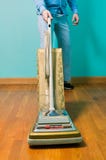Пол чистки человека с винтажным пылесосом стоковые изображения Пол чистки человека с винтажным пылесосом стоковые изображения