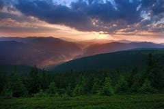 Подъем солнца рассвета рано утром с серыми облаками в долине горы стоковая фотография Подъем солнца рассвета рано утром с серыми облаками в долине горы стоковая фотография
