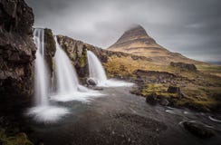 Побережье Arnarstapi и рыбацкий поселок западной Исландии Стоковая Фотография Побережье Arnarstapi и рыбацкий поселок западной Исландии Стоковая Фотография