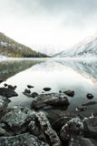 Поверхность зеркала озера горы Красивая природа, отключение к горам в национальном парке в республике Altai стоковые изображения rf Поверхность зеркала озера горы Красивая природа, отключение к горам в национальном парке в республике Altai стоковые изображения rf
