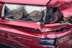 Поврежденный красный автомобиль в Польше стоковые фотографии rf Поврежденный красный автомобиль в Польше стоковые фотографии rf