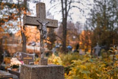 Поврежденный крест на кладбище в Bialowieza в восточной Польше стоковые фото Поврежденный крест на кладбище в Bialowieza в восточной Польше стоковые фото