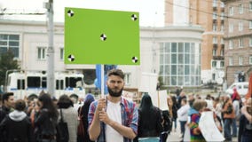 Повстанец на революции кричит в конец-вверх мегафона в замедленном движении Повстанец на революции кричит в конец-вверх мегафона в замедленном движении