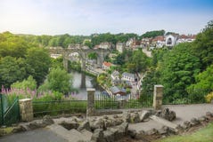 Повышенный взгляд красивого английского городка Knaresborough с виадуком, коттеджами и каменной тропой стоковые фотографии rf Повышенный взгляд красивого английского городка Knaresborough с виадуком, коттеджами и каменной тропой стоковые фотографии rf