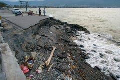 Погань throwed на береговой линии после цунами в Palu, Индонезии стоковые изображения Погань throwed на береговой линии после цунами в Palu, Индонезии стоковые изображения