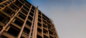 под конструкцией построение от нижнего угла с голубым небом можно использовать как предпосылка & x28; 4000 x 1790 стоковое фото rf под конструкцией построение от нижнего угла с голубым небом можно использовать как предпосылка & x28; 4000 x 1790 стоковое фото rf