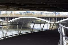 Под мостом Челси Взгляд Темза и железнодорожного моста Пешеходный мост водя к парку Battersea стоковое изображение rf Под мостом Челси Взгляд Темза и железнодорожного моста Пешеходный мост водя к парку Battersea стоковое изображение rf