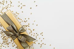 Подарок или присутствующая коробка украсили золотые sequins на взгляде столешницы Плоский состав положения для рождества или дня стоковые фотографии rf Подарок или присутствующая коробка украсили золотые sequins на взгляде столешницы Плоский состав положения для рождества или дня стоковые фотографии rf