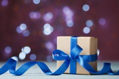 Подарочная коробка или настоящий момент против праздничной предпосылки bokeh Поздравительная открытка праздника для рождества, Но Стоковое Фото Подарочная коробка или настоящий момент против праздничной предпосылки bokeh Поздравительная открытка праздника для рождества, Но Стоковое Фото
