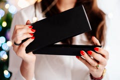 Подарочная коробка ювелирных изделий счастливой возбужденной красивой молодой женщины раскрывая стоковая фотография rf Подарочная коробка ювелирных изделий счастливой возбужденной красивой молодой женщины раскрывая стоковая фотография rf
