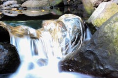 подача воды Kaliurang-рек на супер медленную выдержку затвора стоковое фото подача воды Kaliurang-рек на супер медленную выдержку затвора стоковое фото