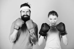 Подготавливайте для боя Человек и женщина в перчатках бокса E Соедините класть в коробку девушки и хипстера практикуя r стоковые фото Подготавливайте для боя Человек и женщина в перчатках бокса E Соедините класть в коробку девушки и хипстера практикуя r стоковые фото