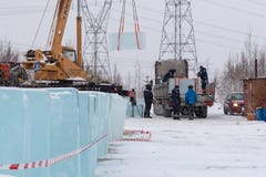 Подготовка блоков льда для создания ледяных скульптур на Новый Год стоковое фото rf Подготовка блоков льда для создания ледяных скульптур на Новый Год стоковое фото rf