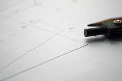 Подготовка для предварительных текстов документа, чертежей, инструментов и диаграмм на таблице стоковое фото rf Подготовка для предварительных текстов документа, чертежей, инструментов и диаграмм на таблице стоковое фото rf