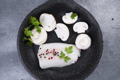 Подготовка обедающего морепродуктов Филе белых рыб в черной сковороде с грибами и специями скопируйте космос стоковое изображение Подготовка обедающего морепродуктов Филе белых рыб в черной сковороде с грибами и специями скопируйте космос стоковое изображение