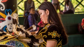 Подготовка танцора Dayak перед выполняет Подготовка танцора Dayak перед выполняет