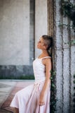 Подлинные танцы девушки на улице босоногой стоковая фотография rf Подлинные танцы девушки на улице босоногой стоковая фотография rf