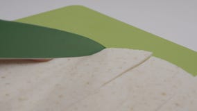 Поднимающее вверх пита и ножа близкое Крен хлеба pitta, моркови, яичек лежит на белой предпосылке стоковые фото Поднимающее вверх пита и ножа близкое Крен хлеба pitta, моркови, яичек лежит на белой предпосылке стоковые фото