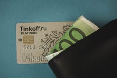 Подрезанное изображение бизнесмена показывая кредитную карточку в бумажнике на столе стоковое изображение rf Подрезанное изображение бизнесмена показывая кредитную карточку в бумажнике на столе стоковое изображение rf
