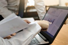 Подрезанное изображение трудолюбивых бизнесменов работая совместно на портативном компьютере на офисе Концепция сыгранности brain стоковое изображение rf Подрезанное изображение трудолюбивых бизнесменов работая совместно на портативном компьютере на офисе Концепция сыгранности brain стоковое изображение rf