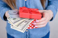 Подрезанное фото крупного плана удачное удивленного удачливого изумило крутую даму дня находя куча стога денег в маленькой коробк стоковое изображение Подрезанное фото крупного плана удачное удивленного удачливого изумило крутую даму дня находя куча стога денег в маленькой коробк стоковое изображение