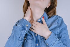 Подрезанный близко вверх по фото унылой несчастной дамы осадки страдая от стоковое фото rf Подрезанный близко вверх по фото унылой несчастной дамы осадки страдая от стоковое фото rf