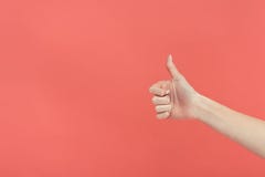 подрезанный взгляд женской руки показывая большой палец руки вверх, стоковое изображение rf подрезанный взгляд женской руки показывая большой палец руки вверх, стоковое изображение rf