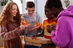 4 подростка есть yummy пиццу после изучать стоковые изображения 4 подростка есть yummy пиццу после изучать стоковые изображения