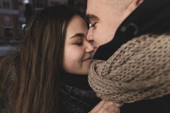 Подростки в любов вне комнаты Уклад жизни зима красивейшего портрета девушки платья принципиальной схемы нося белая стоковое фото Подростки в любов вне комнаты Уклад жизни зима красивейшего портрета девушки платья принципиальной схемы нося белая стоковое фото