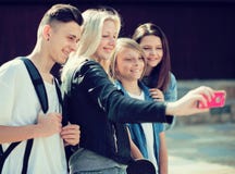 Подростки фотографируя на smartphone стоковая фотография rf Подростки фотографируя на smartphone стоковая фотография rf