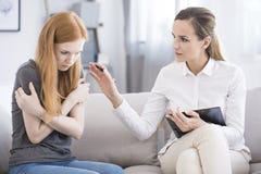 Подросток Psychotherapist успокаивая с проблемой стоковые изображения rf Подросток Psychotherapist успокаивая с проблемой стоковые изображения rf