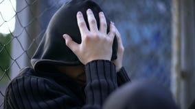Подросток плача, школа задирая, неблагополучная семья, депрессия одиночества стоковая фотография rf Подросток плача, школа задирая, неблагополучная семья, депрессия одиночества стоковая фотография rf