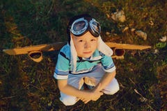 Подросток с самолетом игрушки на природе на заходе солнца стоковые фотографии rf Подросток с самолетом игрушки на природе на заходе солнца стоковые фотографии rf
