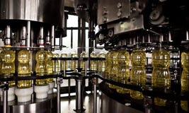 Подсолнечное масло в бутылке двигая дальше производственную линию Отмелый DOF стоковые фото Подсолнечное масло в бутылке двигая дальше производственную линию Отмелый DOF стоковые фото