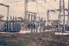 Подстанция трансформатора, высоковольтный switchgear и оборудование Фото HDR электрической станции с поляками и проводами стоковое изображение rf Подстанция трансформатора, высоковольтный switchgear и оборудование Фото HDR электрической станции с поляками и проводами стоковое изображение rf