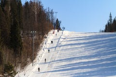 Подъем для лыжников и snowboarders в зимнем дне и наклон для кататься на лыжах стоковое фото rf Подъем для лыжников и snowboarders в зимнем дне и наклон для кататься на лыжах стоковое фото rf