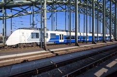 Поезд соотечественника срочный региональный на мосте Hohenzollern стоковые изображения Поезд соотечественника срочный региональный на мосте Hohenzollern стоковые изображения