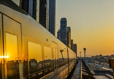 Поезд метро бежать на следе на заходе солнца стоковое изображение rf Поезд метро бежать на следе на заходе солнца стоковое изображение rf