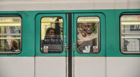 Поезд метро в Париже, Франции стоковые фото Поезд метро в Париже, Франции стоковые фото