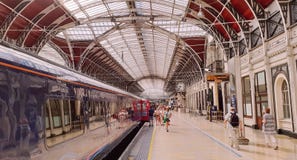 Поезда и пассажиры в станции Paddington, Лондоне Стоковые Фото Поезда и пассажиры в станции Paddington, Лондоне Стоковые Фото