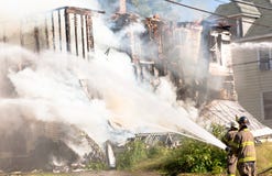 Пожарные кладя вне пожар стоковые изображения Пожарные кладя вне пожар стоковые изображения