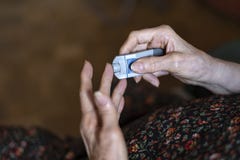 Пожилая женщина отслеживая ее уровни глюкозы лента измерения здоровья принципиальной схемы яблока стоковые фото Пожилая женщина отслеживая ее уровни глюкозы лента измерения здоровья принципиальной схемы яблока стоковые фото
