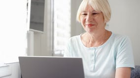 Пожилая старшая белокурая женщина работая на портативном компьютере дома Работа Remote независимая на выходе на пенсию стоковые фото Пожилая старшая белокурая женщина работая на портативном компьютере дома Работа Remote независимая на выходе на пенсию стоковые фото