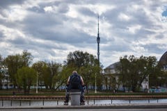 Пожилой скутер имеет остатки сидя двигающ врозь ноги весной стоковое изображение rf Пожилой скутер имеет остатки сидя двигающ врозь ноги весной стоковое изображение rf