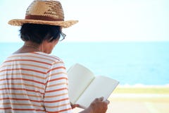 Пожилые женщины раскрывают для чтения книг стоковое изображение rf Пожилые женщины раскрывают для чтения книг стоковое изображение rf