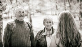 Пожилые пары и молодой попечитель стоковые изображения Пожилые пары и молодой попечитель стоковые изображения