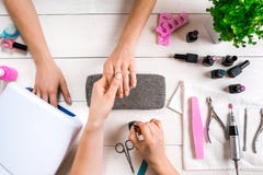 позаботьте ноготь ногтя хлопка извлекая политуру пробирки Крупный план женских рук храня ногти с профессиональной пилочкой для но стоковая фотография позаботьте ноготь ногтя хлопка извлекая политуру пробирки Крупный план женских рук храня ногти с профессиональной пилочкой для но стоковая фотография
